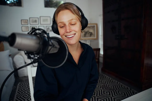 Caucásico femenino podcaster trabajando desde casa grabación nueva serie — Foto de Stock