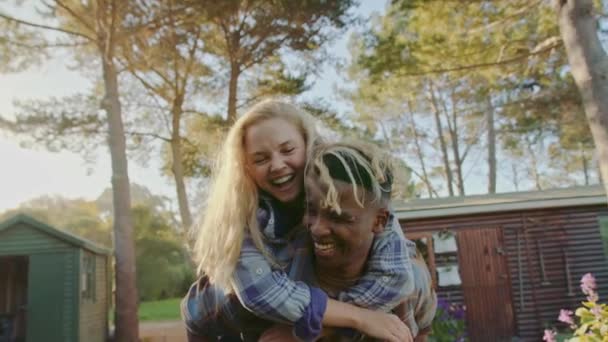 Змішана расова романтична пара, що ходить на поросяті на відкритому повітрі — стокове відео