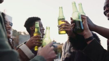 Çatıda dikilen ve akşamları sosyalleşen bir grup çok ırklı arkadaş. Yüksek kalite 4K görüntü