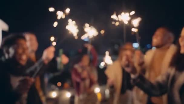 Różnorodna grupa przyjaciół tańczy z ogniem na świeżym powietrzu w nocy. Wysokiej jakości materiał 4K — Wideo stockowe