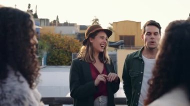 Kafkasyalı bir kadın çeşitli yetişkin arkadaşlarıyla sohbet ediyor. Akşam karanlığında şehirdeki bir partide çatıda iyi vakit geçiriyorlar.