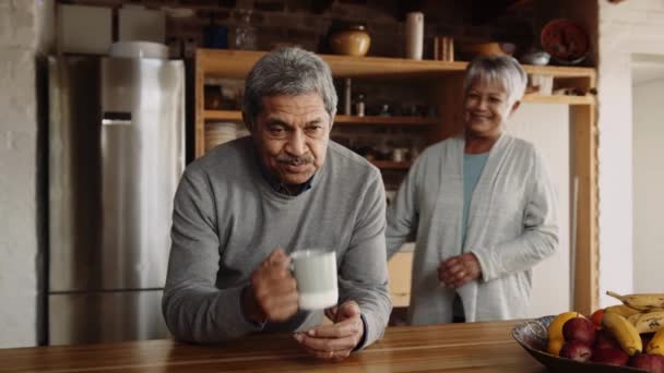 행복 한 아내와 함께 주방에서 커피를 마시고 있는 은퇴 한 다 문화 노인 남성 — 비디오