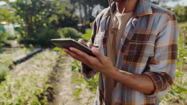 Mixte race agriculteur masculin debout à l'extérieur avec tablette numérique — Video
