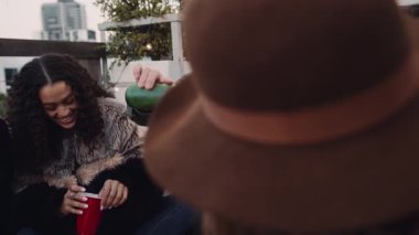 Beyaz bir erkek, çatıdaki bir sosyal toplantıda arkadaşlarına içki hazırlıyor. Kırmızı bardaklarla şerefe. Yüksek kalite 4k görüntü