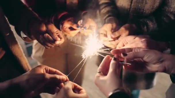 Grupo multicultural de amigos adultos encendiendo bengalas y bailando en una azotea con la ciudad detrás de ellos. — Vídeos de Stock