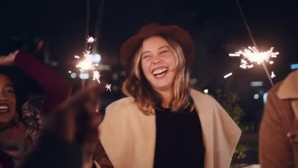 Diverse group of friends having a good time and laughing with sparklers outdoors in the night time. High quality 4K footage — Vídeo de Stock