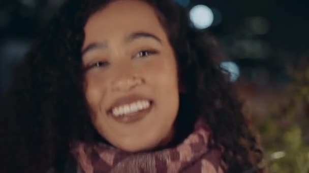 Wielokulturowa kobieta uśmiechnięta i śmiejąca się z ogniem w ręku na imprezie w nocy. — Wideo stockowe