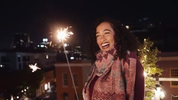 다 문화의 여성은 옥상 파티에서 불을 밝히며, 밤에 축하 한다. 고품질 4K 필름 — 비디오