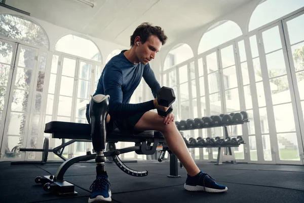 Disabled athlete doing bicep curls in the gym preparing for the Paralympics — Stock Photo, Image