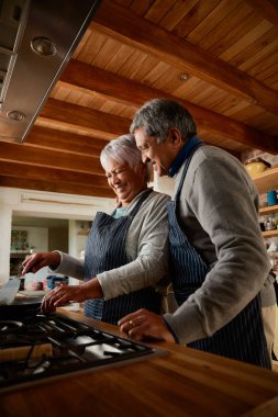 Modern mutfaklarında birlikte kahvaltı yapan çok ırklı yaşlı çiftin portre oryantasyonu.. 