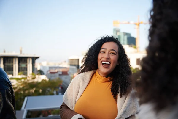Jeune femme adulte multiculturelle riant avec des amis lors d'une fête sur le toit dans la ville, Bons moments, vie nocturne — Photo