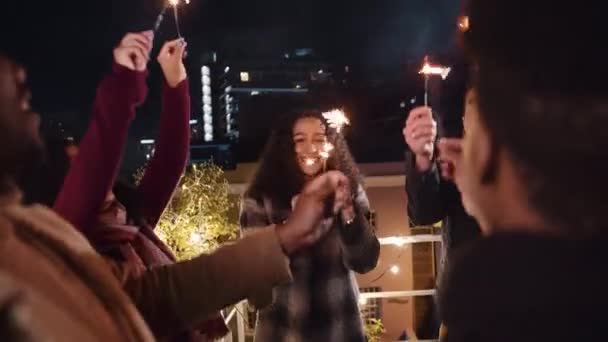 不同的朋友在夜晚点亮他们的火花，在户外庆祝。高质量的4K镜头 — 图库视频影像