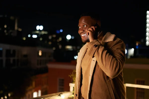독립적 이고 키크고 잘생긴 흑인 남성 이 옥상 테라스 위에서 핸드폰으로 이야기하고 있습니다. 시티 케이프의 배경. — 스톡 사진