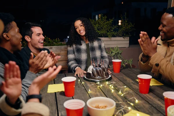 成群结队的年轻人欢欢喜喜地唱着生日歌，迎接坐在以泡菜为主题的房顶派对上，用蛋糕庆祝生日的女孩. — 图库照片