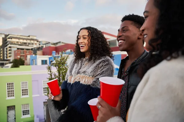 一群文化多元的年轻人在天台上观看、社交、饮酒和欢笑 — 图库照片