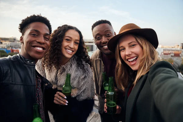 Retrato de grupo atraente de jovens multiculturais que socializam juntos em um terraço na cidade. — Fotografia de Stock