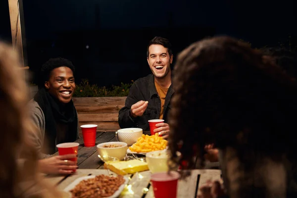 Biały mężczyzna i czarny mężczyzna śmieją się podczas modnej imprezy na dachu w mieście. — Zdjęcie stockowe