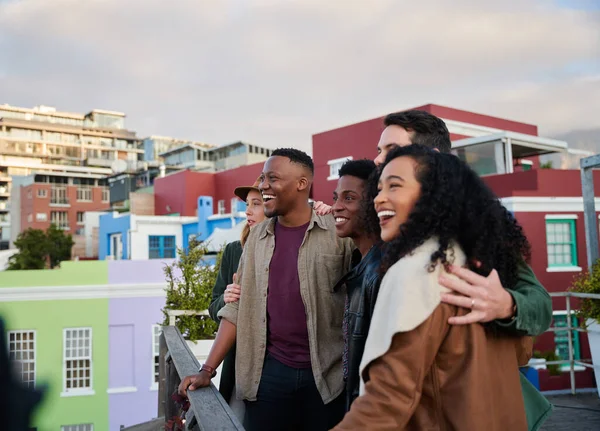Trendy, Ποικίλες ομάδα φίλων κοιτάζοντας την άποψη της πόλης, στέκεται μαζί στην ταράτσα στο πάρτι στην πόλη — Φωτογραφία Αρχείου