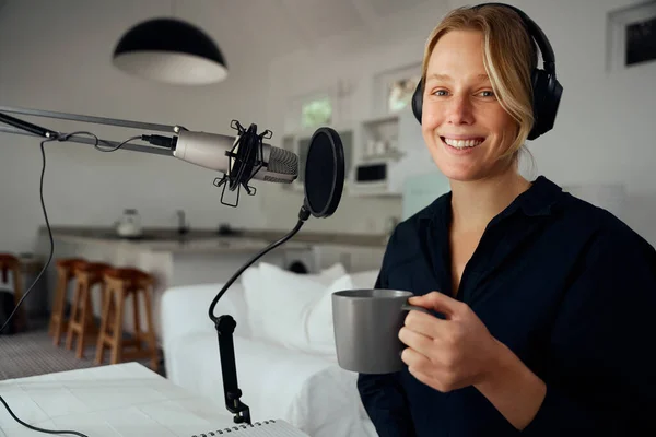 Caucásico femenino freelance trabajador grabación podcast desde casa — Foto de Stock