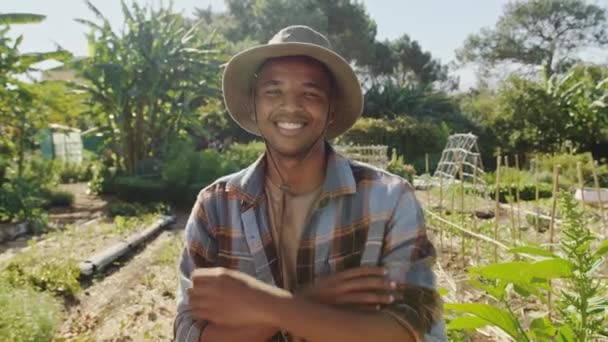 Portret gemengd ras vrouwelijke boer tuinier in buiten moestuin — Stockvideo