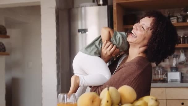 Biracial ibu dan anak tertawa dan bermain game di dapur modern. Kebahagiaan dan cinta. — Stok Video