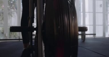 Modern stil spor salonunda bisiklete binen çift ırklı bir kadın. Kararlı ve sıkı çalışan.