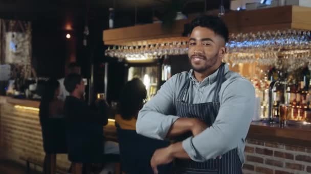 Homme qui travaille dans un restaurant regardant la caméra et souriant — Video