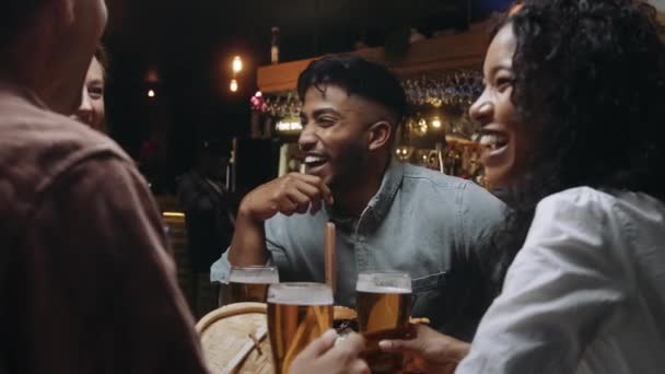 Grupo multirracial de amigos riendo y hablando durante la cena en el restaurante. — Vídeos de Stock