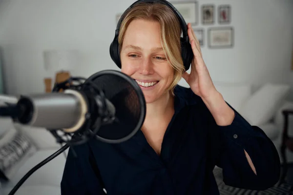 Caucasian female business woman working from home speaking into microphone — Foto de Stock