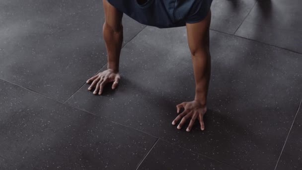 Fit a zdravý černošky muž dělá kliky v kryté fitness tělocvičně. — Stock video