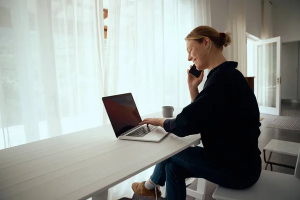 Blanke vrouw werken vanuit huis bezig met zakelijke call sitting — Stockfoto