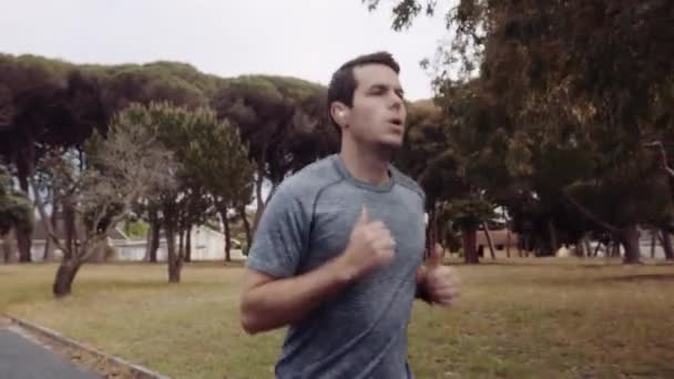 Uomo Caucasico Che Jogging Nella Strada Una Zona Residenziale Con — Video Stock