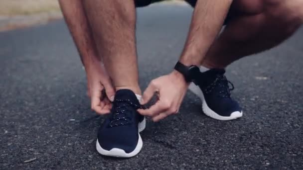 Beyaz Bir Adam Ayakkabı Bağcıklarını Bağlamak Için Yürüyüşe Çıkıyor Yüksek — Stok video