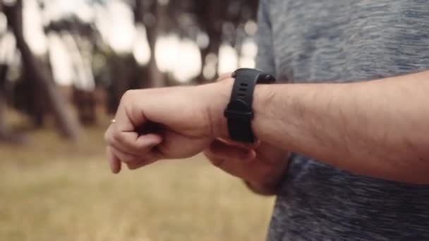 Corredor Masculino Caucasiano Usando Rastreador Fitness Relógio Inteligente Antes Uma — Vídeo de Stock