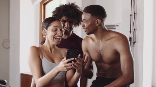 Grupo Diverso Amigos Felizes Rindo Vídeo Celular Ginásio Fitness Indoor — Vídeo de Stock
