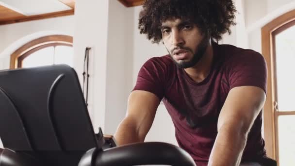 Jovem Adulto Médio Oriente Masculino Ciclismo Bicicleta Fitness Indoor Determinado — Vídeo de Stock