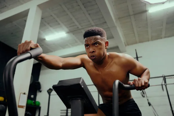 Homem Afro Americano Usando Treinador Elíptico Durante Treinamento Cross Fit — Fotografia de Stock