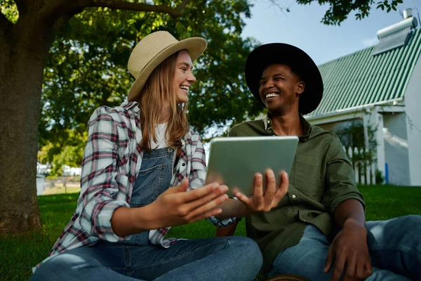 Amis Masculins Féminins Travaillant Ferme Regardant Tablette Numérique Tout Souriant — Photo