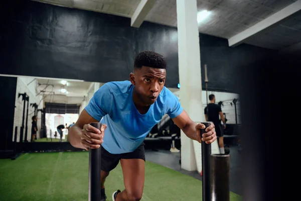 Afroamerikaner Trainiert Intensiv Beim Crosstraining Männliche Sportler Schieben Den Schlitten — Stockfoto