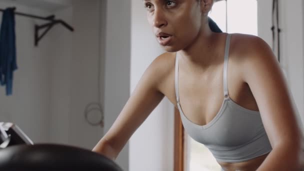 Dekat Birasial Wanita Muda Bersepeda Pada Sepeda Stasioner Gym Kebugaran — Stok Video