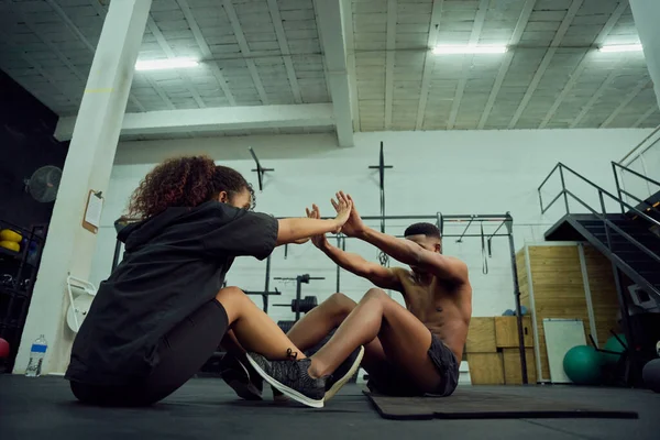 Amigos Raça Mista Fazendo Cross Fit Ginásio Afro Americano Personal — Fotografia de Stock