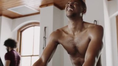 Nefes nefese kalan genç zenci erkek spor salonunda bisikleti bitiriyor.. 