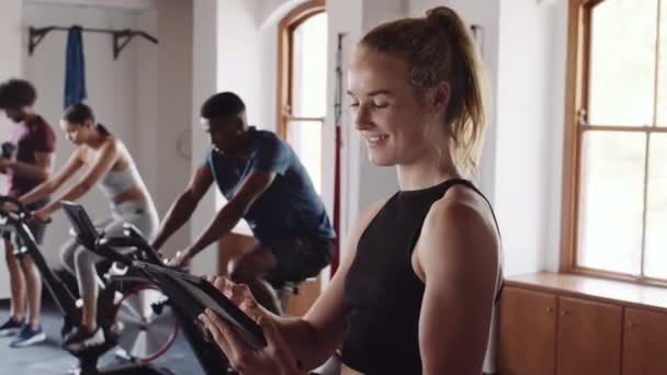 Sebevědomá Fitness Profesionální Mladá Dospělá Běloška Používající Elektronický Tablet Kryté — Stock video