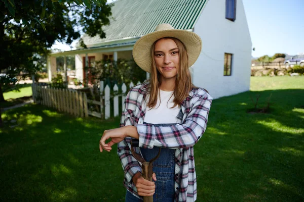 Kaukasische Bäuerin Die Freien Lächelnd Eine Pechgabel Gelehnt Steht Hochwertiges — Stockfoto