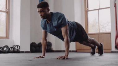 Formda ve sağlıklı siyah bir erkek. Mükemmel formda. Spor salonunda şınav çek.. 