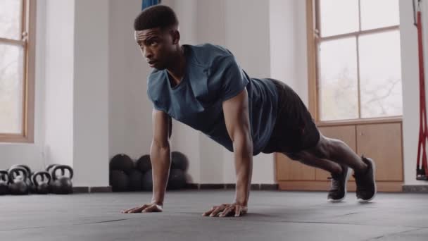在室内健身馆里 健康健康的黑人男性做完美的身体冲刺动作 — 图库视频影像