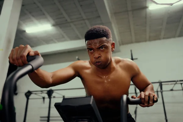 Homem Afro Americano Usando Treinador Elíptico Durante Treinamento Cross Fit — Fotografia de Stock