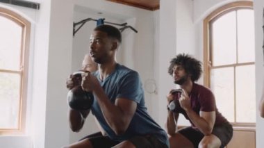 Spor salonunda beden eğitimi dersinde son egzersizi yapan çeşitli genç yetişkinler. Amaçlarımıza ulaşmamızı kutluyoruz.. 
