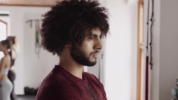 Портрет Молодого Мужчины Среднего Востока Повернувшегося Камере Улыбающегося Фитнес Зале — стоковое видео