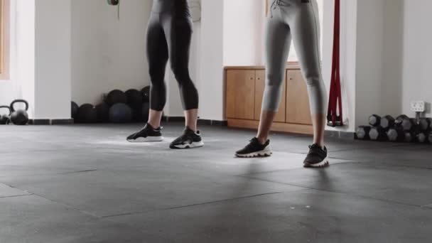 Běloška Samice Biracial Samice Houpající Kettlebells Kryté Fitness Tělocvičně Cvičení — Stock video